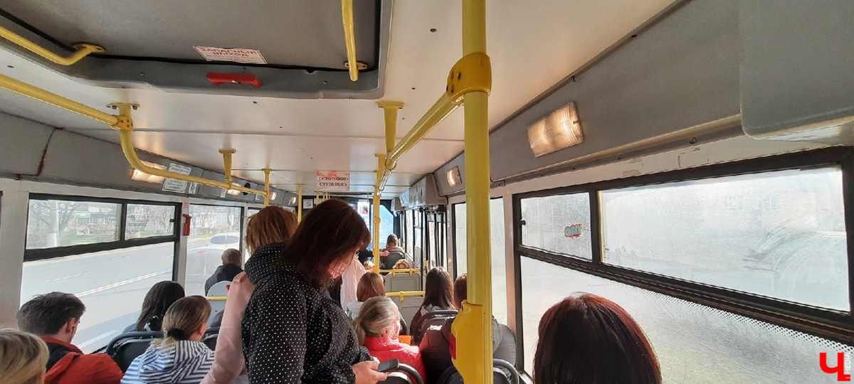 Проезд подешевеет на 4 месяца и 4 рубля, но не для всех пассажиров автобусов и троллейбусов. Увлекательная скидочная математика и другие дорожные новости в нашем сегодняшнем обзоре.