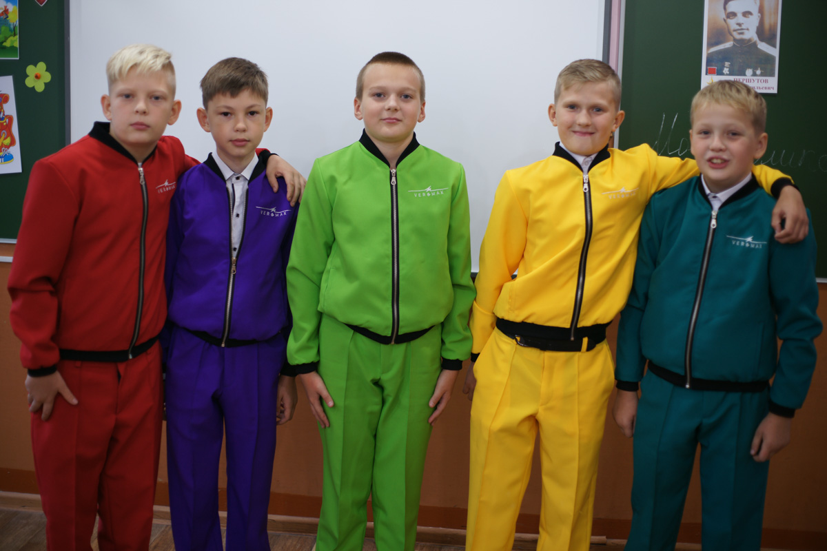 Пятеро ярких четвероклассников привлекли внимание всей школы № 11 города Ковров. Узнаем у владельца владимирского ателье, разработавшего QR-костюмы, о новой инициативе и размышляем о петиции против скучной школьной формы.