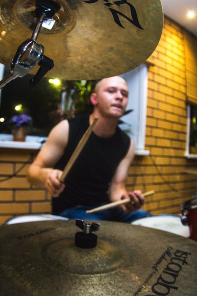 В течение лета шел первый этап барабанного конкурса Drummers United 2021. Единственный из Владимира в состязании драммеров принял участие Олег Елисеев.
