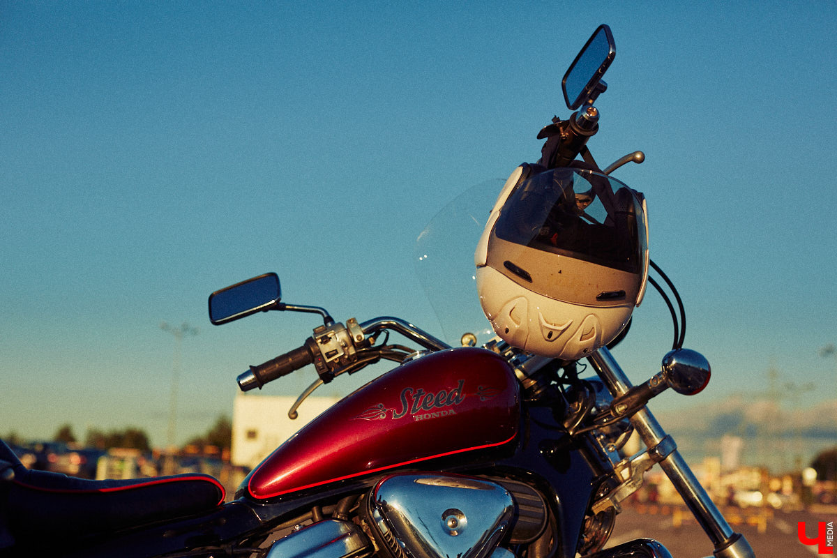 Сегодня девушками на мотоциклах никого не удивишь. Однако Наталии Дикой есть чем поделиться! Например, рассказом о своем чоппере Honda Steed 600 по кличке Цветочек. Завершаем байк-сезон обзором аккуратного «японца».