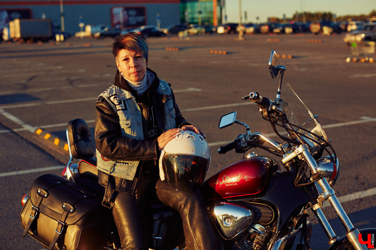 Сегодня девушками на мотоциклах никого не удивишь. Однако Наталии Дикой есть чем поделиться! Например, рассказом о своем чоппере Honda Steed 600 по кличке Цветочек. Завершаем байк-сезон обзором аккуратного «японца».