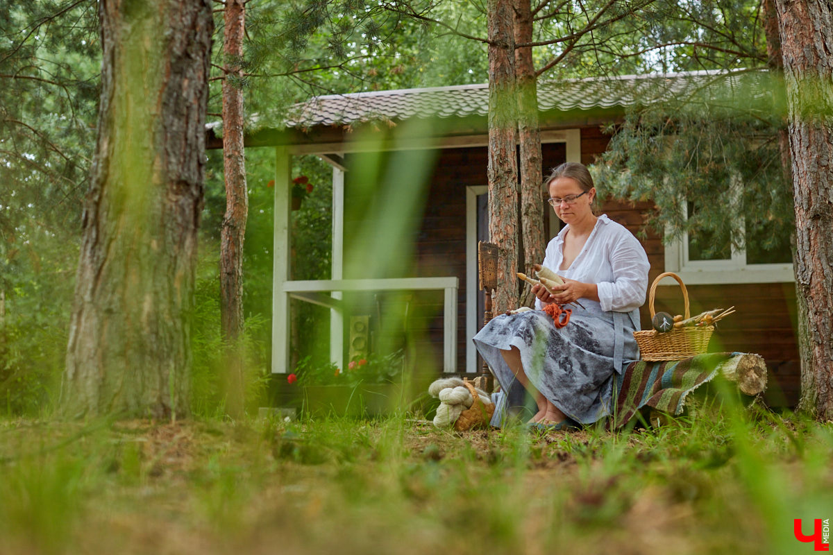Ольга Журавлева, организатор первого в России международного фестиваля прядения и ткачества, пустила нас в свой очаровательный домик, где хранится много вещей с историей!