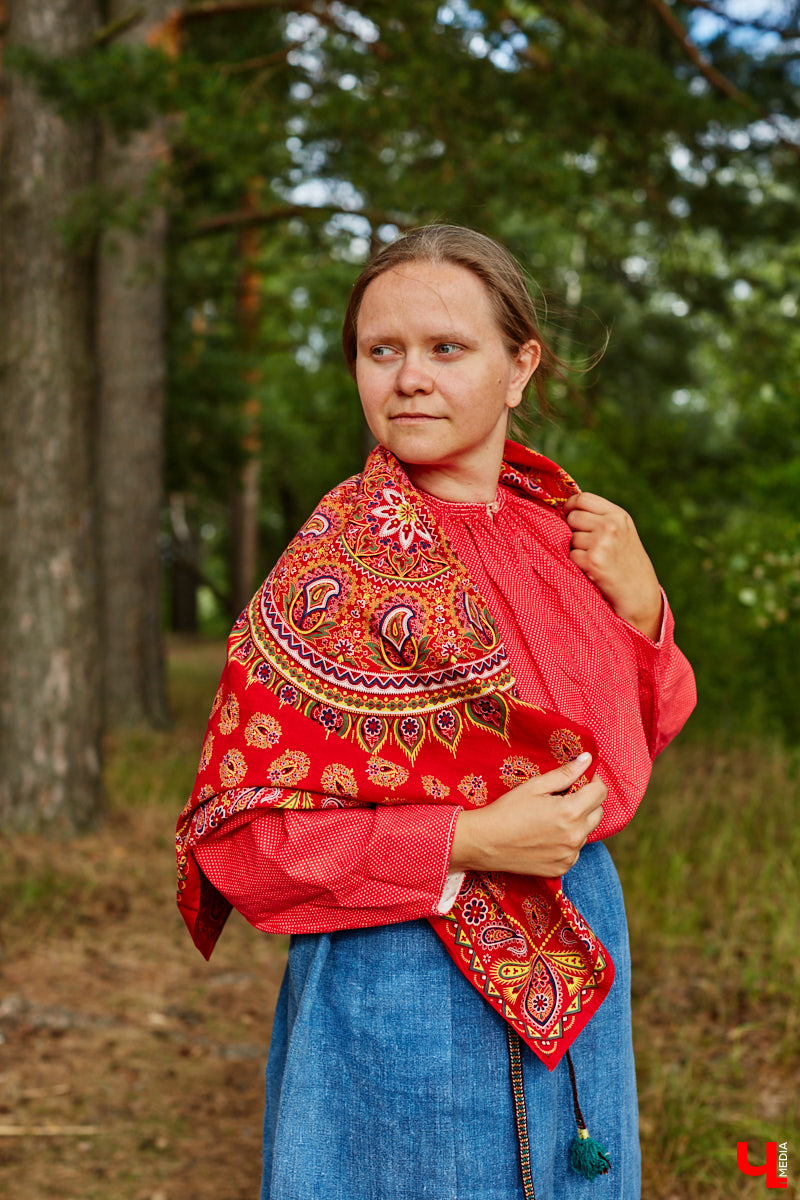 Ольга Журавлева, организатор первого в России международного фестиваля прядения и ткачества, пустила нас в свой очаровательный домик, где хранится много вещей с историей!