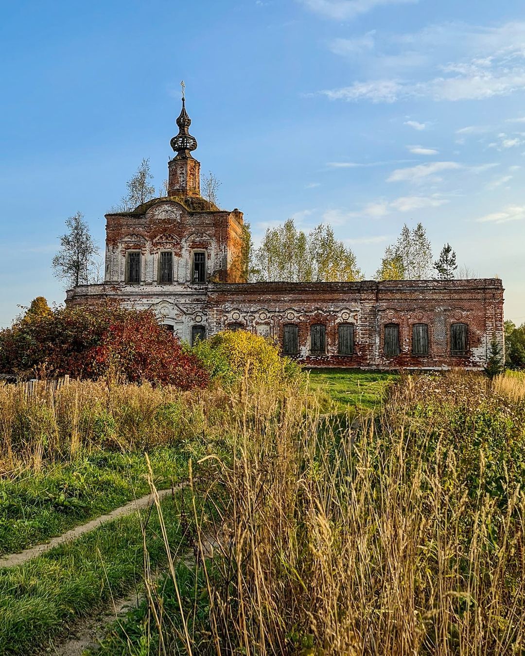 Тревел-блогер @juliaananeva поделилась кадрами из заброшенной церкви, стоящей в селе Ряхово Камешковского района. Это стоит увидеть!