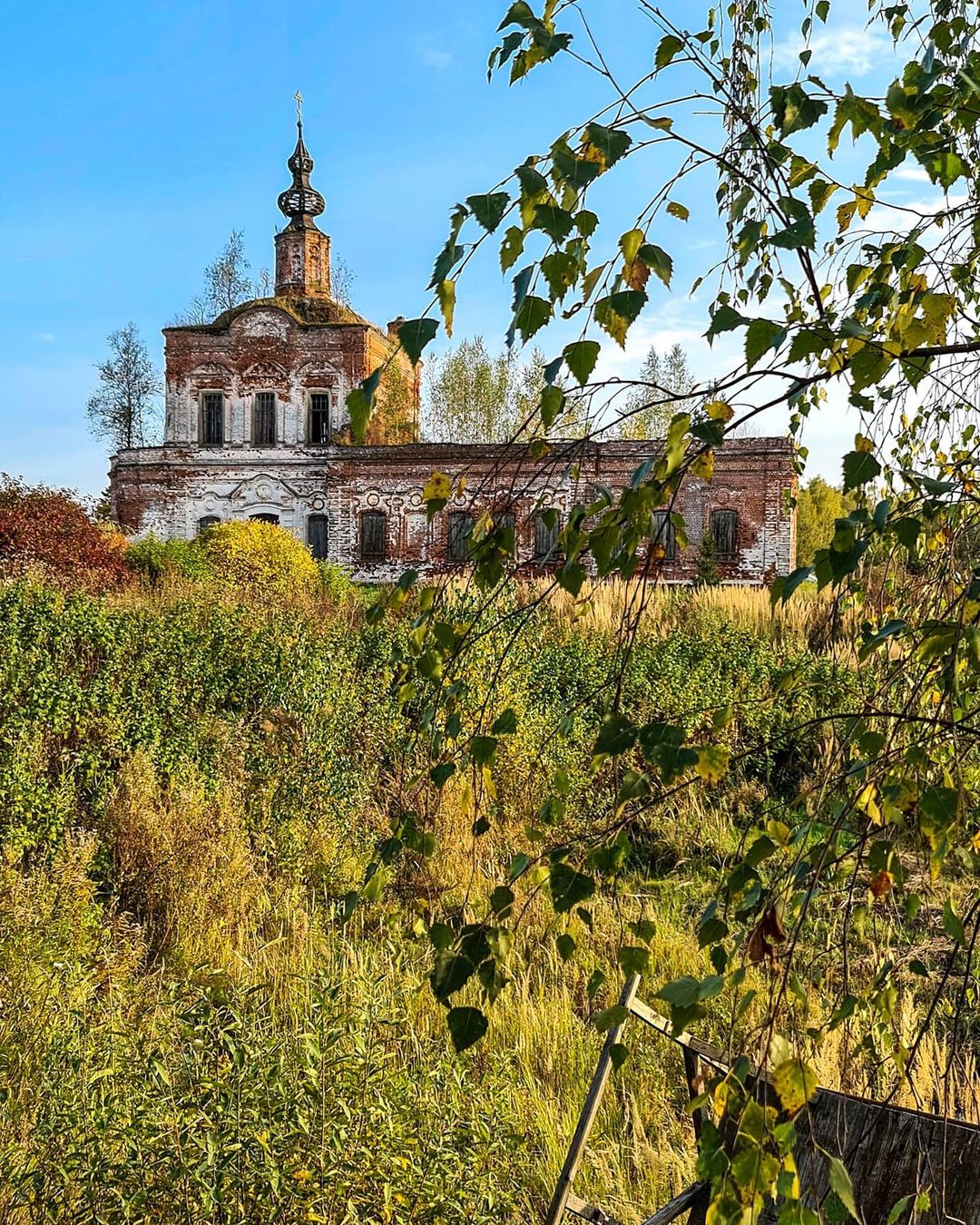 Тревел-блогер @juliaananeva поделилась кадрами из заброшенной церкви, стоящей в селе Ряхово Камешковского района. Это стоит увидеть!