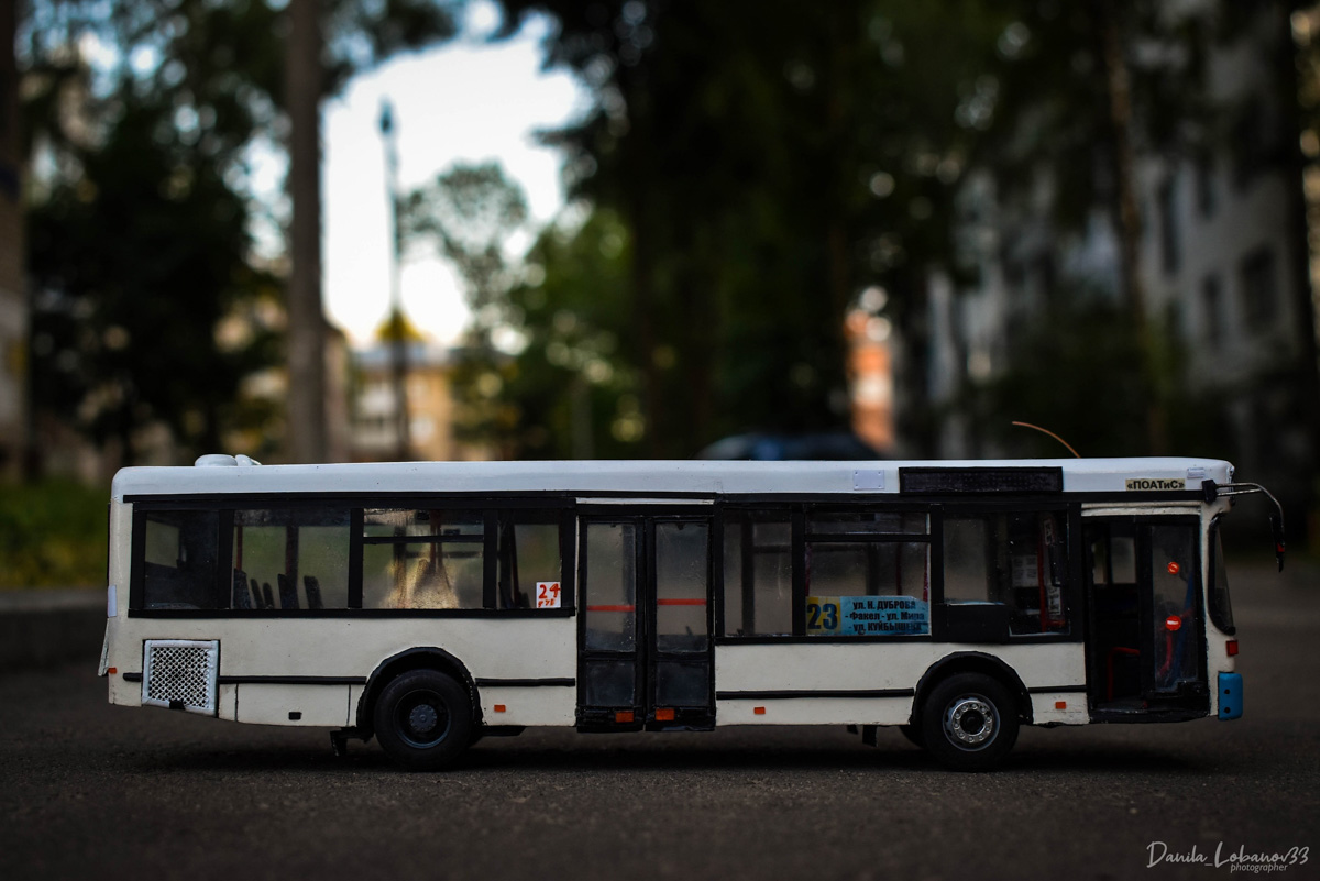 История вдохновленного общественным транспортом кондуктора Данилы Лобанова, который создает точные копии автобусов.