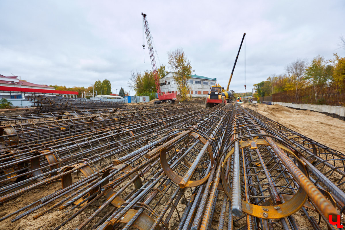 Работы на Рпенском проезде кипят. Сейчас там возводят опоры для будущего моста. Его длина составит 200 метров, а ширина – почти 25.