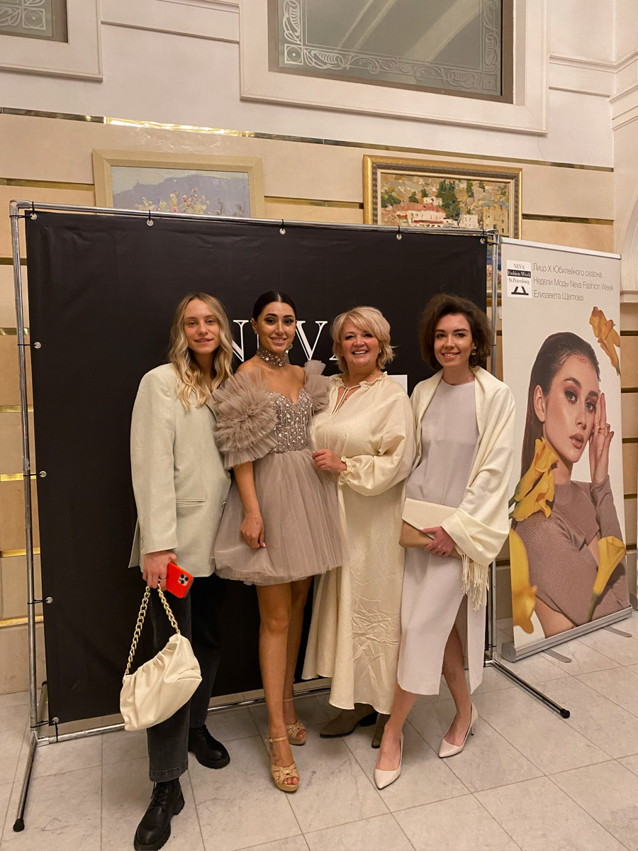Красавица Гюлю Захидли из Владимира приняла участие в главном модном мероприятии Санкт-Петербурга Neva Fashion Week. Как это было — она рассказала «Ключ-Медиа».
