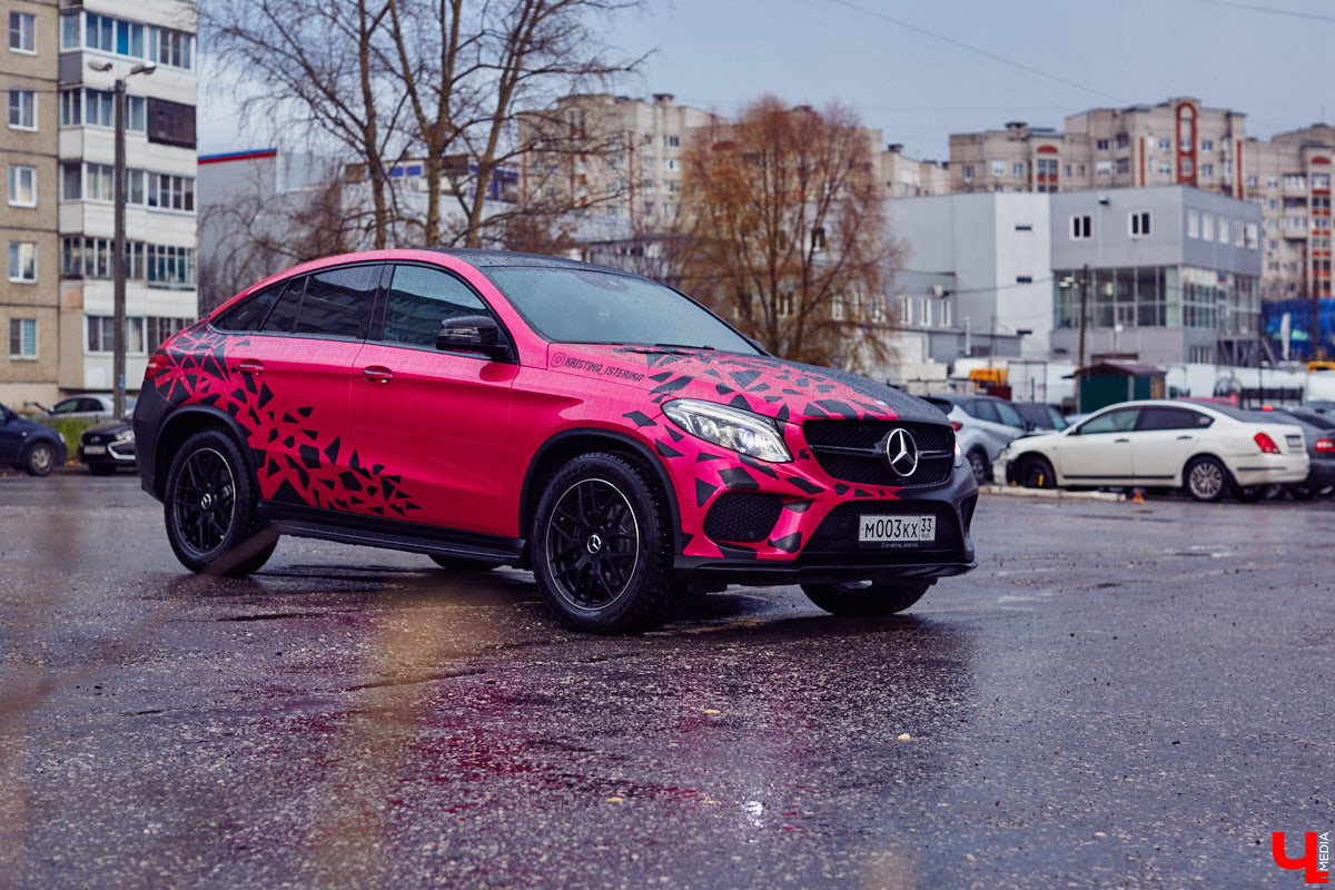 Авто — зеркало, которое отражает характер владельца. Особенно, если речь про тюнингованную машину. У нас яркий наглядный пример: черно-розовый Mercedes GLE.