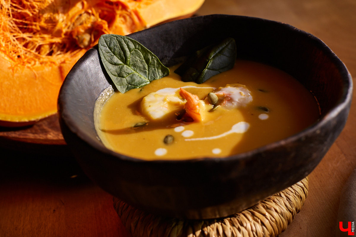 Суп из атрибута Хэллоуина - тыквы - не грозит лишними калориями и впечатляет неожиданным вкусом.