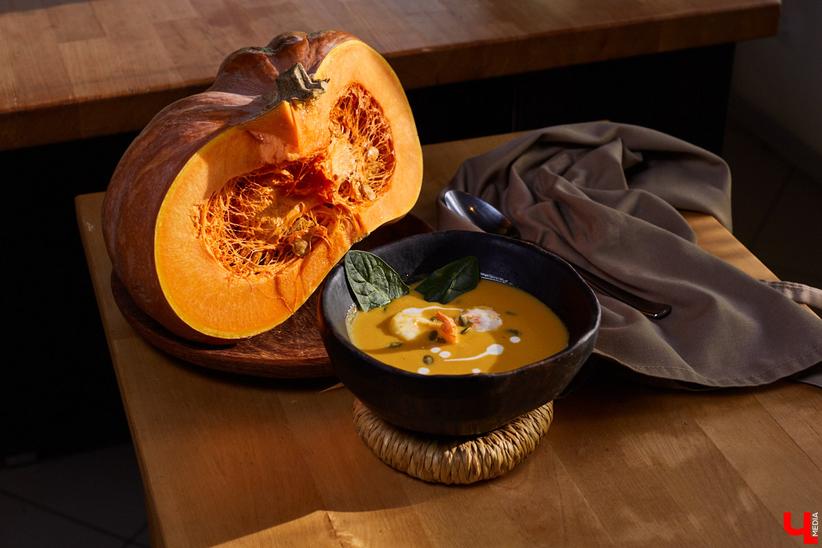 Суп из атрибута Хэллоуина - тыквы - не грозит лишними калориями и впечатляет неожиданным вкусом.