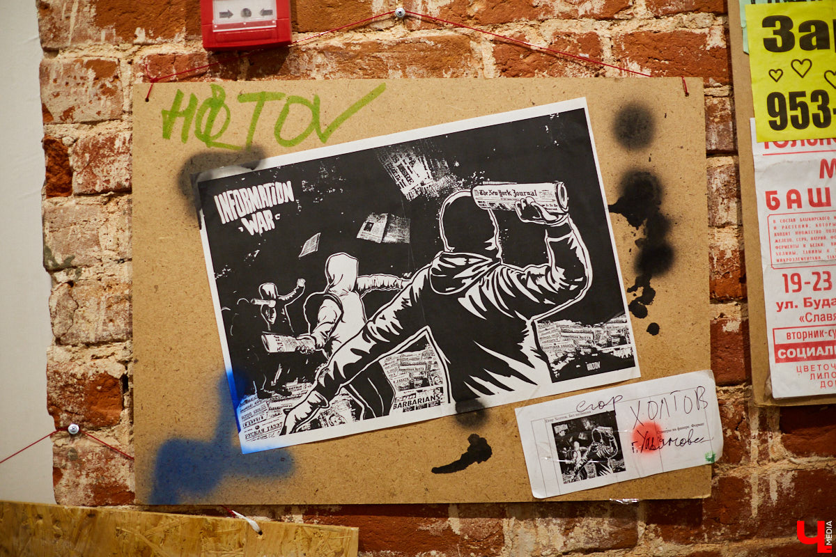 Вчера в Центре современной культуры открылась главная выставка этого года: «Banksy и уличное искусство». Ее хедлайнером стали работы неуловимого британского стрит-арт художника Бэнкси. «Ключ-Медиа» побывал на событии и с радостью делится фоторепортажем.