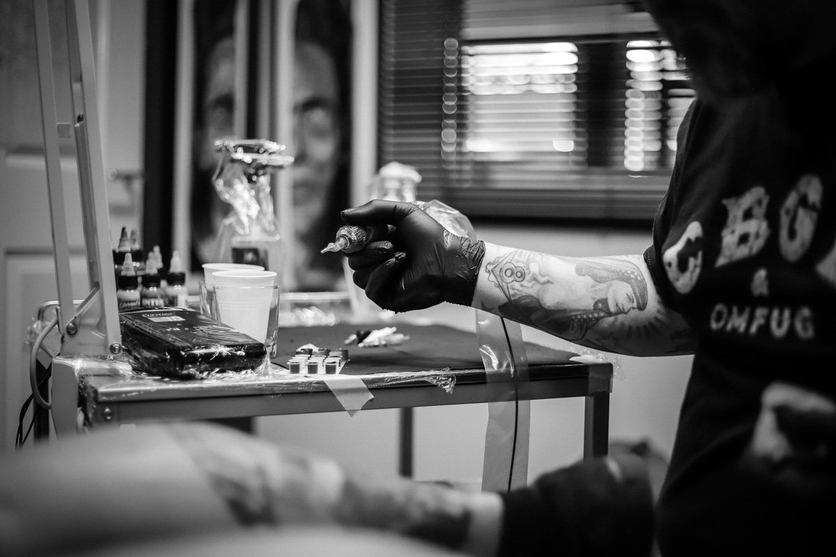 «Девушке нужно было делать татуировку на лопатке, а она сняла штаны», — этими и другими интересными историями, а также фактами о своей работе делится владимирский тату-мастер Антон Автономов.