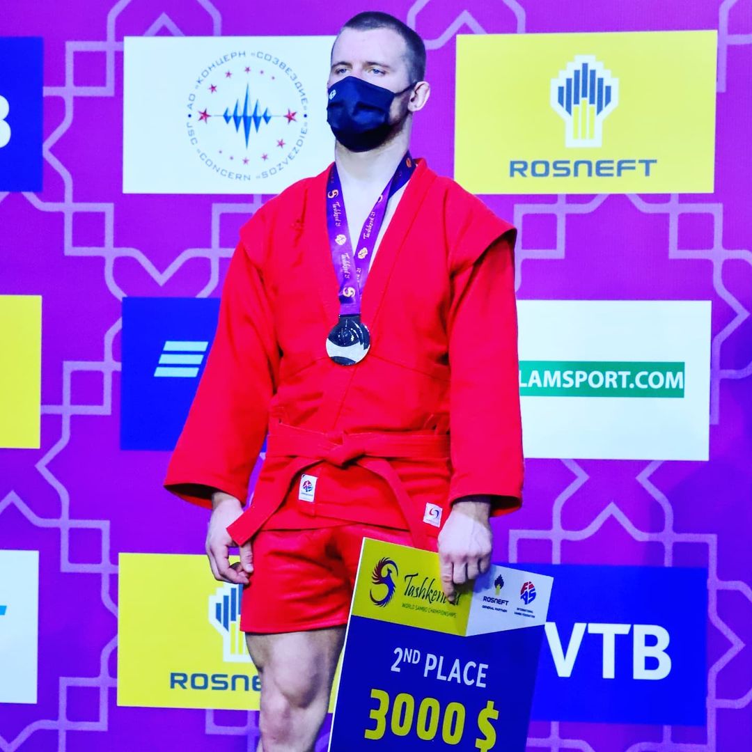 Владимирец Антон Коновалов занял второе место на чемпионате мира по самбо, который проходил в Ташкенте. О том, как это было и с какими трудностями пришлось столкнуться мужественному спортсмену, он лично поведал нашему изданию.