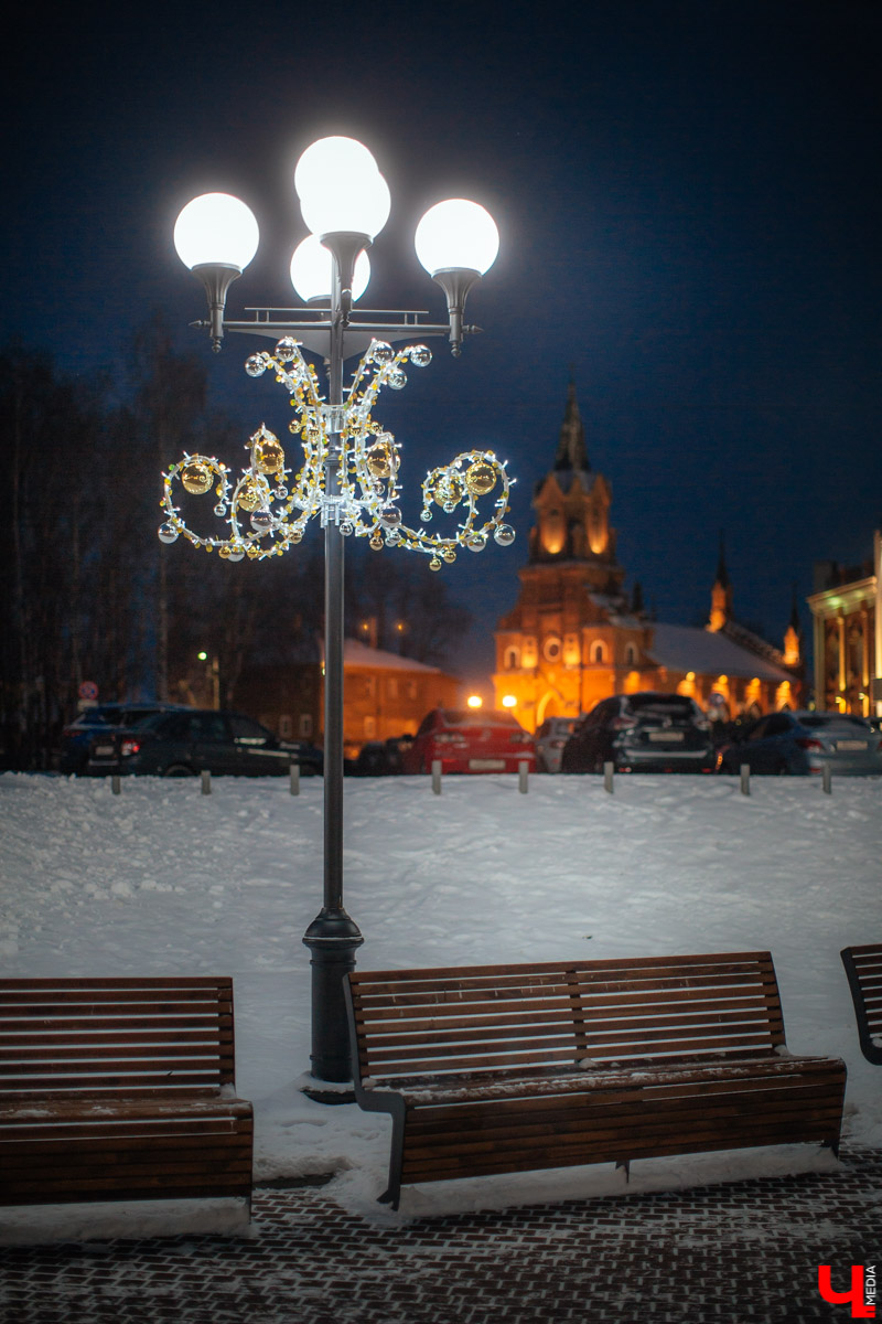 Владимир начали украшать к Новому году. На центральных улицах и площадях уже появились световые фигуры, а на Соборной площади монтируют главную городскую елку.