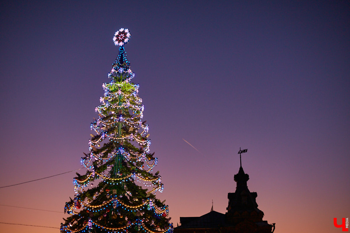 Владимир начали украшать к Новому году. На центральных улицах и площадях уже появились световые фигуры, а на Соборной площади монтируют главную городскую елку.