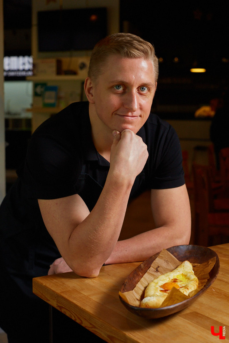 Бывший официант ресторана со звездой Michelin, интеллектуальный бизнесмен Алексей Захаров научился превращать банальную яичницу в фантастические хачапури.