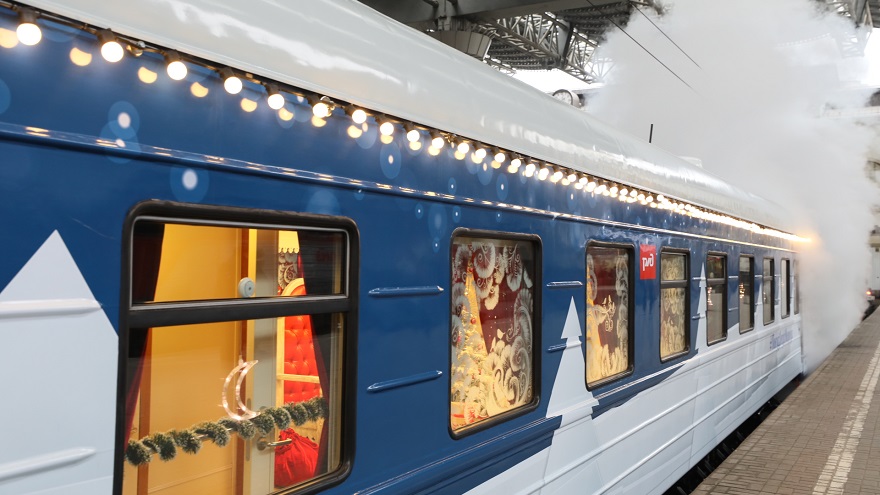 В Москве презентовали поезд Деда Мороза. Резиденция сказочного волшебника начнет свой путь 5 декабря и преодолеет 13 тысяч километров. Впереди у состава 36 городов.