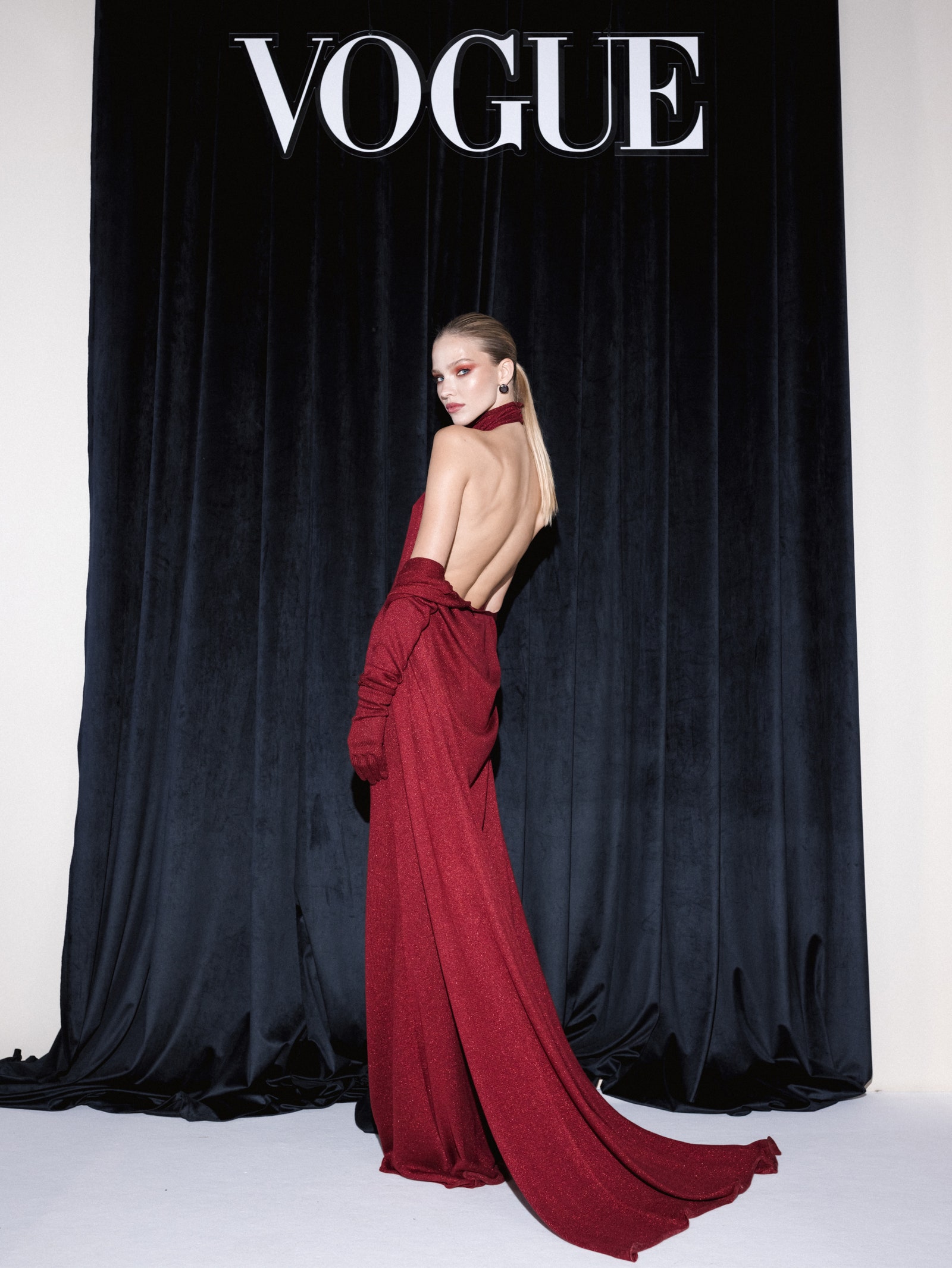 Александр Терехов официально представил свой новый бренд одежды. Одно из платьев первой коллекции на красную дорожку гала-ужина журнала «Vogue» надела известная модель Саша Лусс. Это было светское возвращение дизайнера из Вязников после долгого затишья.