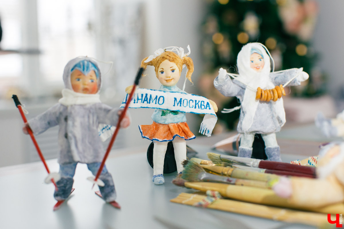 Мастерица из Владимира Татьяна Сухинина делает очаровательные ватные игрушки на елку. «Ключ-Медиа» поближе рассмотрел малышей, выдержанных в стиле 60-х годов, которые, кстати, теперь популярны не только в России.