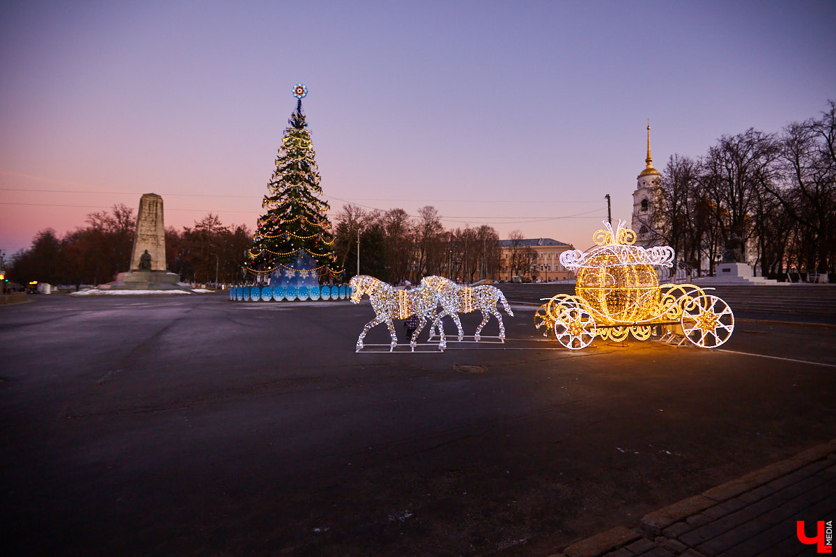 Во Владимире установили новую световую инсталляцию и открыли Рождественскую ярмарку, а в Коврове остановился поезд Деда Мороза. Но и это еще не все! Наш сегодняшний обзор 100% заряжен на создание у вас новогоднего настроения.