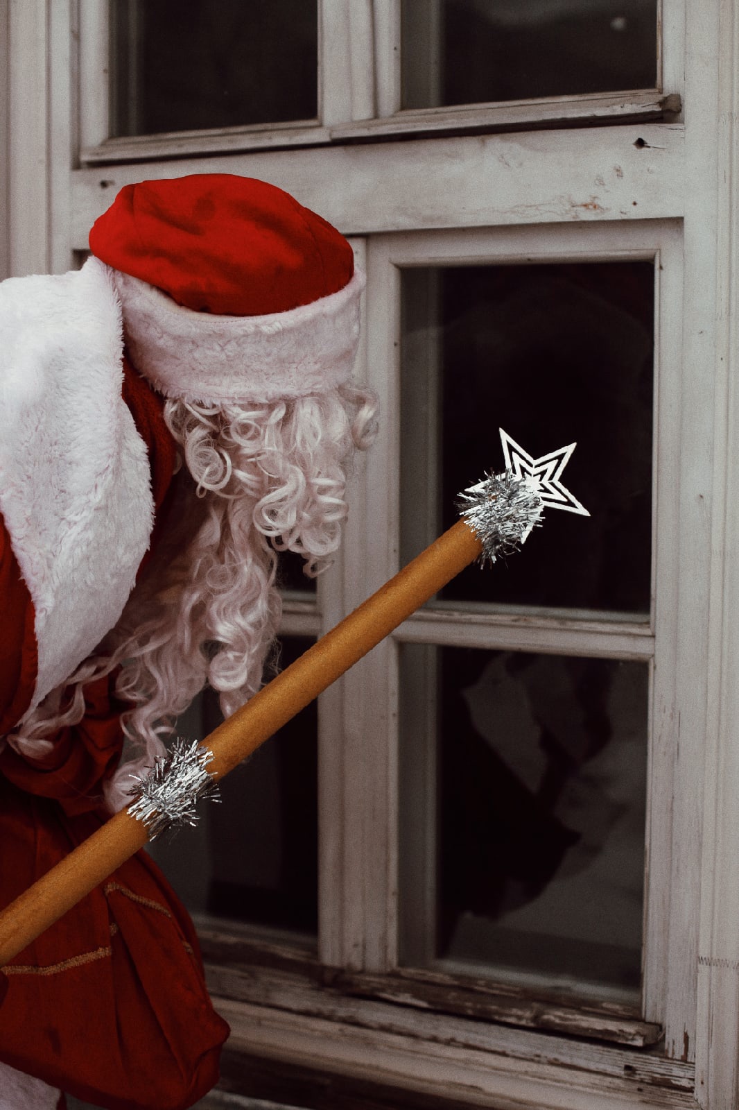 Услуги Деда Мороза и Снегурочки подорожали, но спрос на них растет. 31 декабря новогодние волшебники нарасхват. «Ключ-Медиа» узнал, сколько нынче стоит праздник дома.