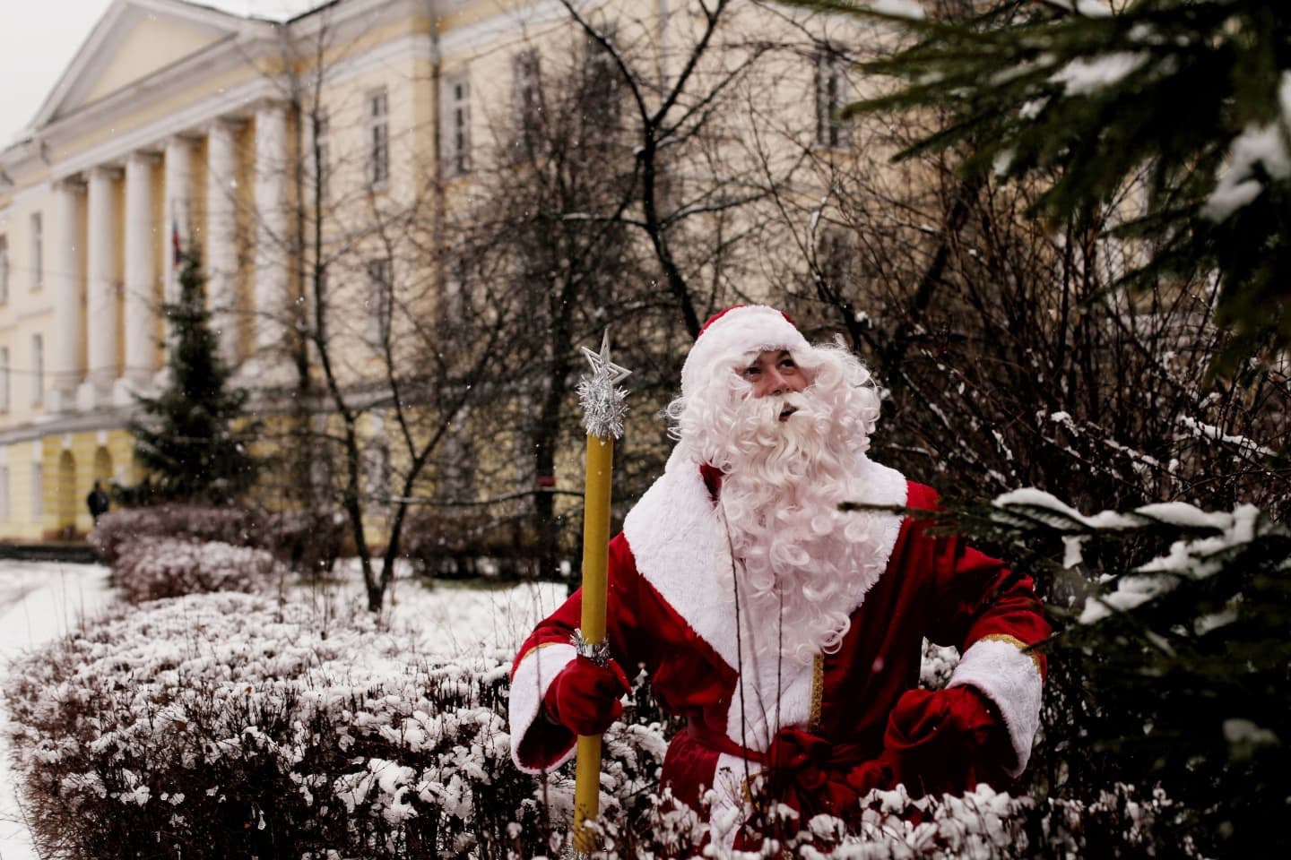 Дед Мороз а фоне города Екатеринбурга. Дед Мороз в Екатеринбурге на фоне.