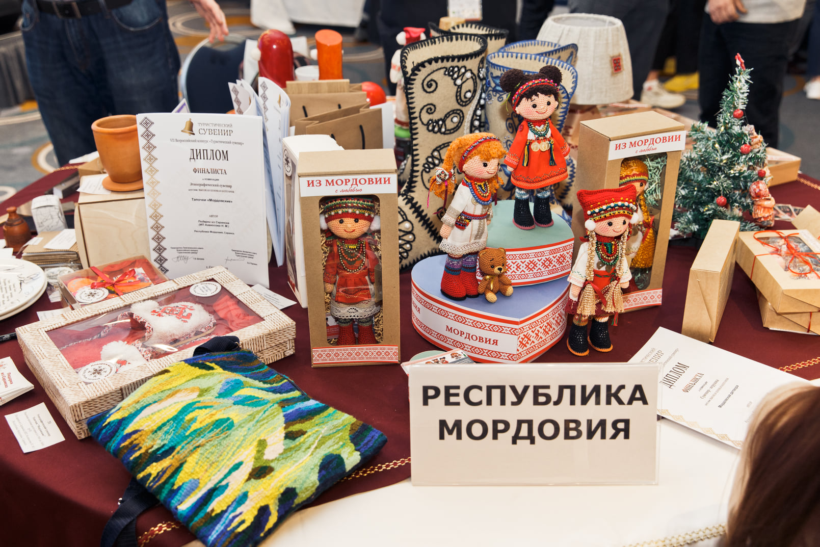 В Саранске завершился всероссийский конкурс туристических сувениров. В финале было представлено 400 изделий из 45 регионов страны. Владимирцы не только удивили местной продукцией, но и вернулись домой с заслуженными наградами.