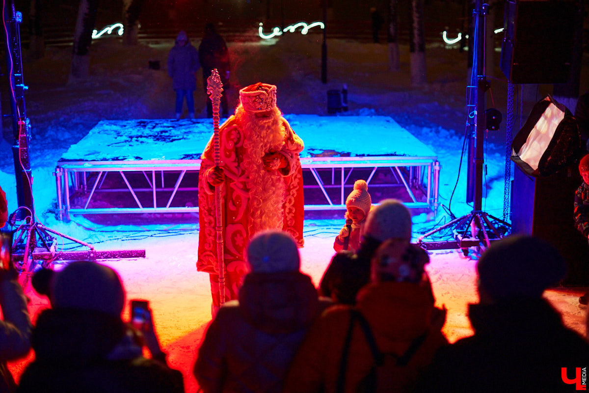 В минувшую пятницу в самом сердце Владимира состоялось торжественное открытие катка на Пушкинском бульваре. «Ключ-Медиа» посетил новогоднее мероприятие и с радостью делится с вами снимками.