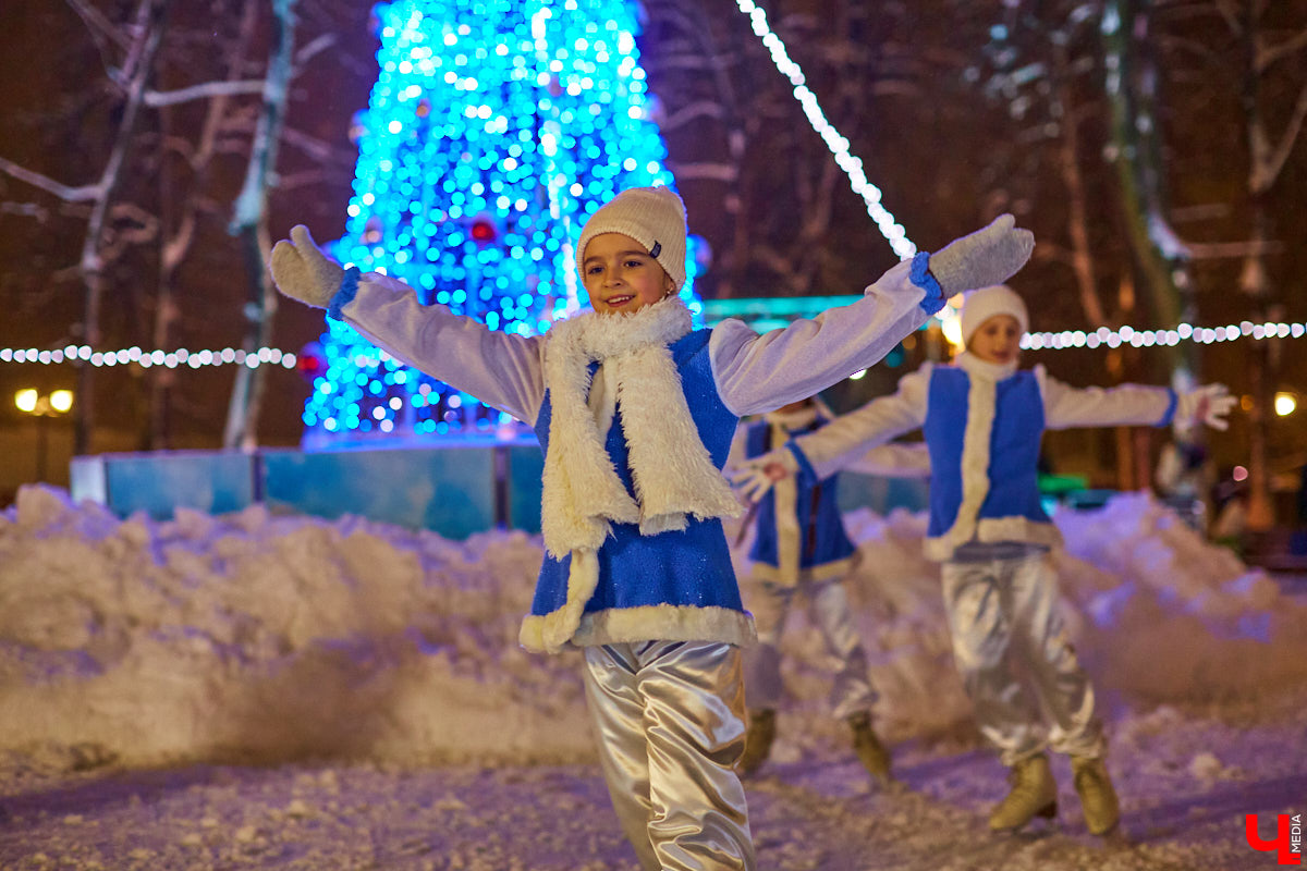 В минувшую пятницу в самом сердце Владимира состоялось торжественное открытие катка на Пушкинском бульваре. «Ключ-Медиа» посетил новогоднее мероприятие и с радостью делится с вами снимками.