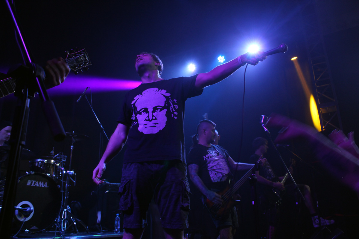 В эти выходные Владимир в рамках тура посетила самобытная и драйвовая панк-рок группа «План Ломоносова». Концерт собрал самых преданных поклонников команды от мала до велика.