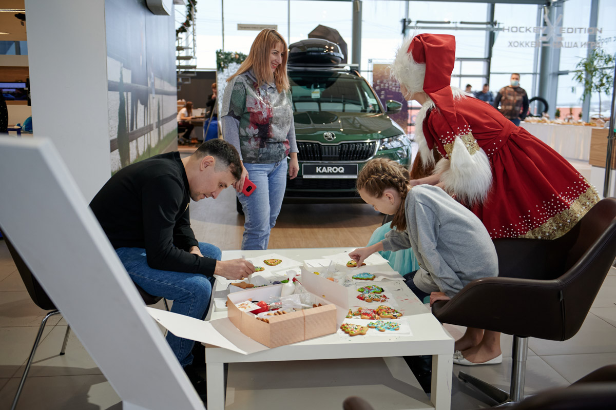 Машинки для детей, автомобили для взрослых — новогодние развлечения от ŠKODA с Дедом Морозом и сказочными подарками.