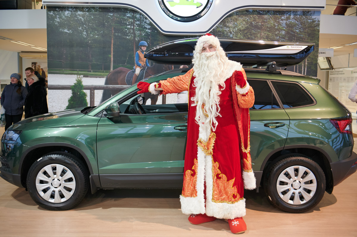 Машинки для детей, автомобили для взрослых — новогодние развлечения от ŠKODA с Дедом Морозом и сказочными подарками.