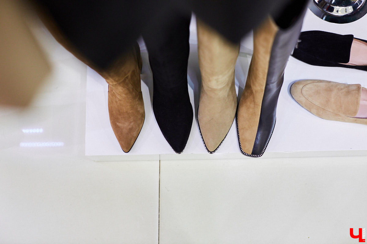 Необязательно выбирать между модным и комфортным, ведь все можно совместить! Журналист «Ключ-Медиа» отправилась на шопинг за теплой и одновременно актуальной зимней обувью. Не отходить далеко от трендов ей помогла стилист Елена Капп.