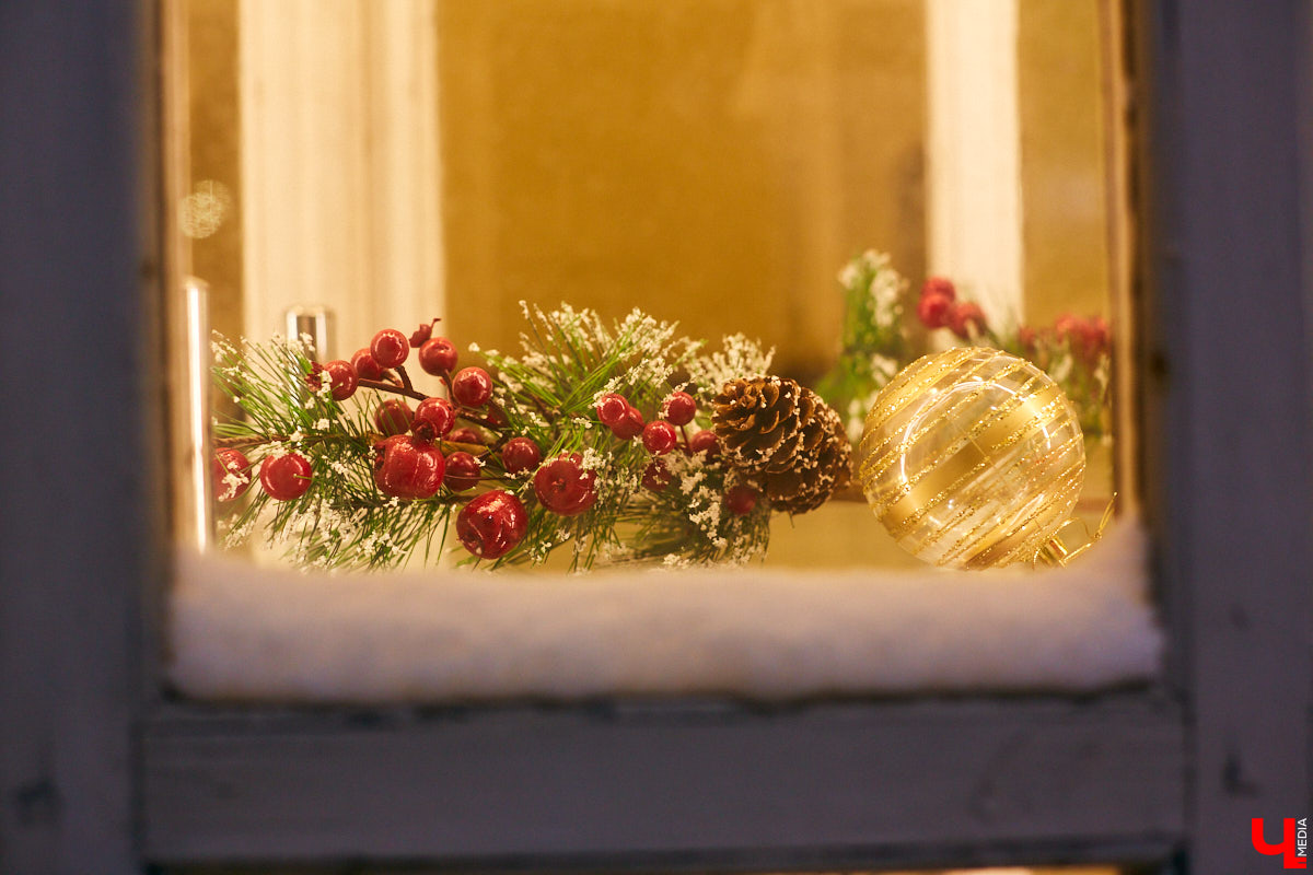 Что можно увидеть на витринах магазинов в новогодние праздники? Сказочных персонажей, много света и елок. Погружаемся в фоторепортаж красоты и выбираем вместе самый лучший витраж.