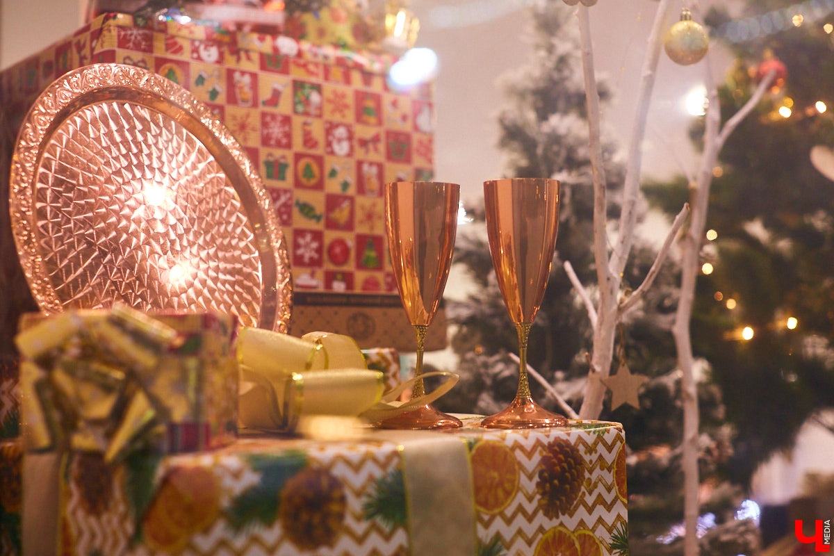 Что можно увидеть на витринах магазинов в новогодние праздники? Сказочных персонажей, много света и елок. Погружаемся в фоторепортаж красоты и выбираем вместе самый лучший витраж.