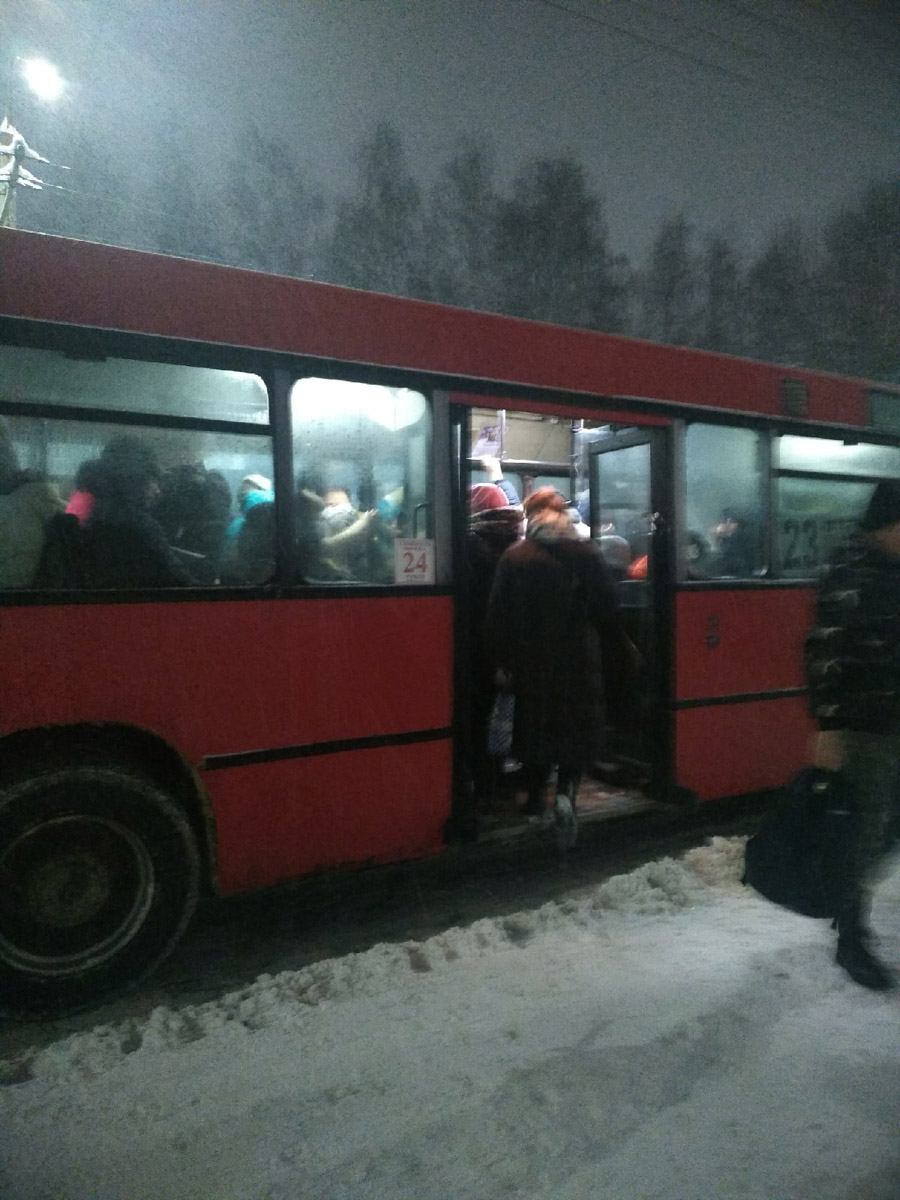 Из-за непогоды Владимир встал в пробках. Перебои наблюдаются и с движением общественного транспорта. Как люди добираются на работу?