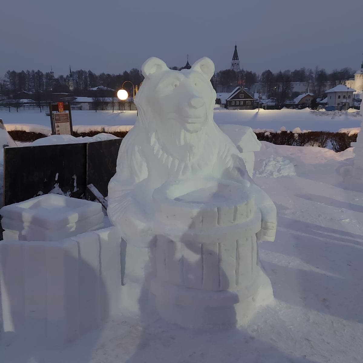 В этом году снега выпало как никогда много. Как его убрать с пользой для дела, знают местные скульпторы-любители. Из сугробов они создают практически произведения искусства.