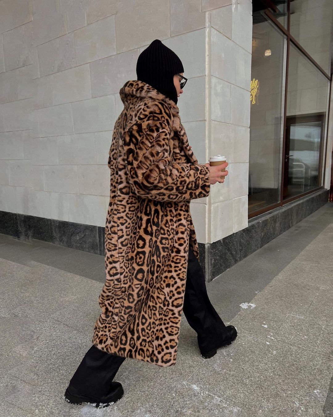 Короткие шорты, черное мини и леопардовая шуба. Эти и другие смелые образы примерили девушки Владимира для демонстрации в своих социальных сетях.