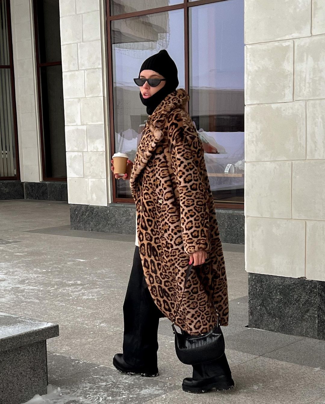 Короткие шорты, черное мини и леопардовая шуба. Эти и другие смелые образы примерили девушки Владимира для демонстрации в своих социальных сетях.