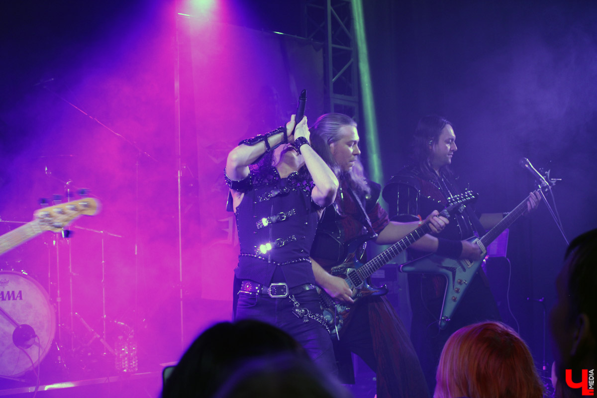 В эти выходные владимирские поклонники хеви-метала и фэнтези получили два в одном: группа «Эпидемия» представила на сцене Maxtone Concert Hall свою знаменитую дилогию «Эльфийская рукопись».