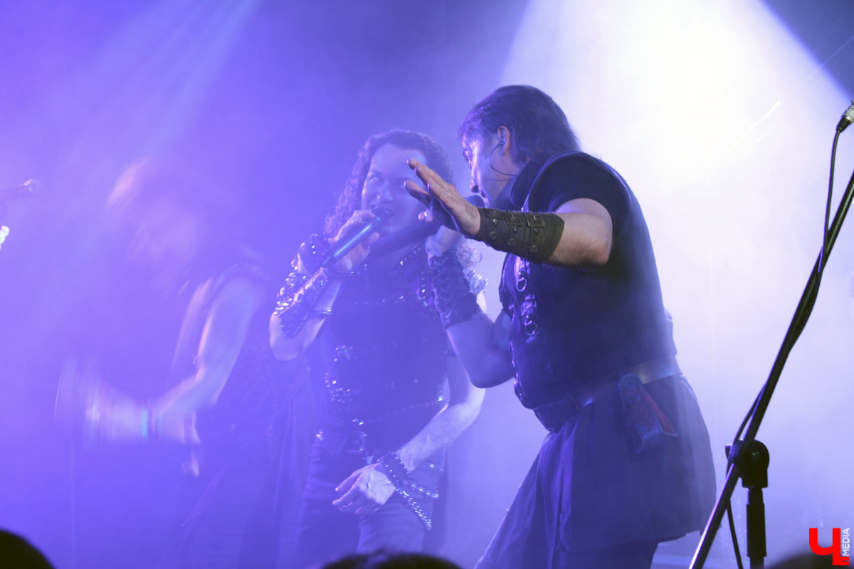 В эти выходные владимирские поклонники хеви-метала и фэнтези получили два в одном: группа «Эпидемия» представила на сцене Maxtone Concert Hall свою знаменитую дилогию «Эльфийская рукопись».