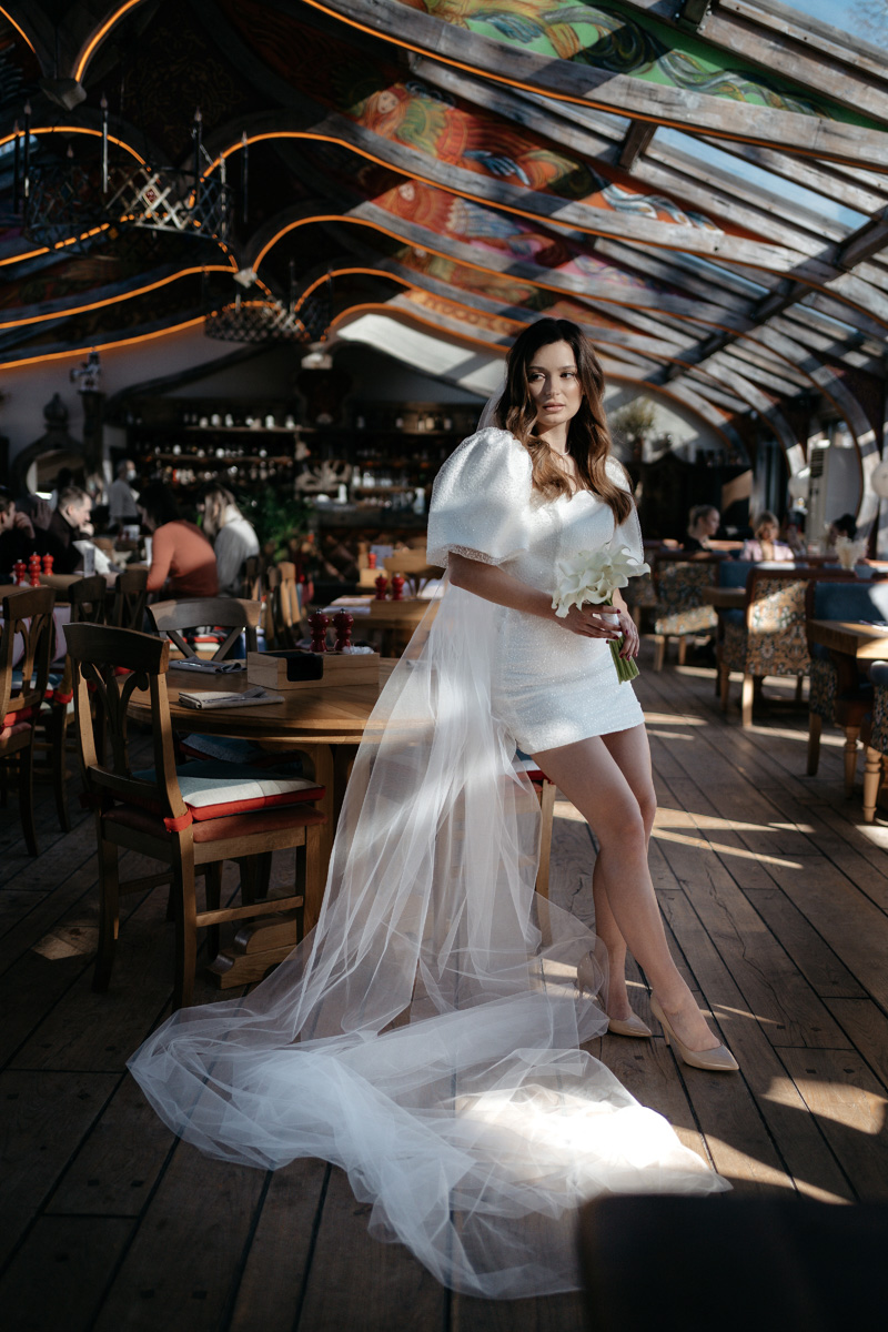 Давайте взглянем на первый этап «Завтрака с невестой», в частности показ актуальных свадебных платьев от владимирских и, что случилось впервые, ивановских дизайнеров!
