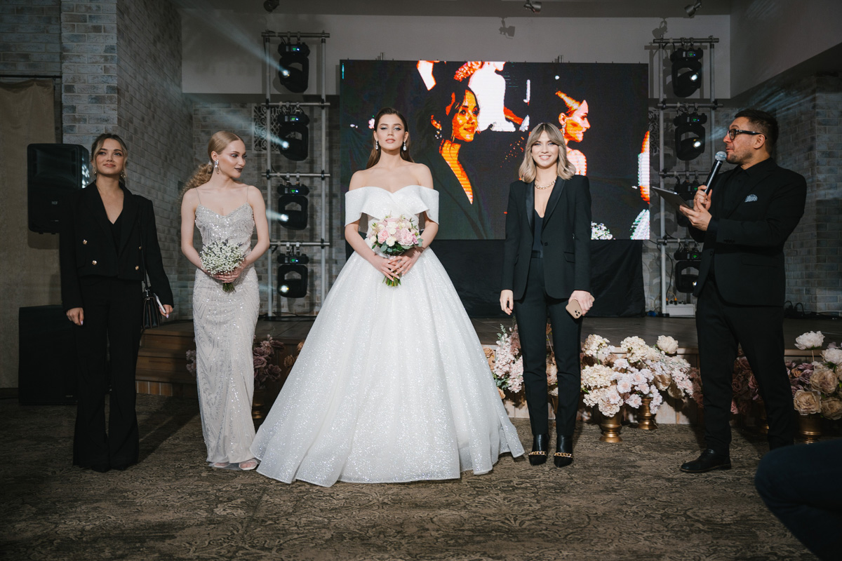 Давайте взглянем на первый этап «Завтрака с невестой», в частности показ актуальных свадебных платьев от владимирских и, что случилось впервые, ивановских дизайнеров!