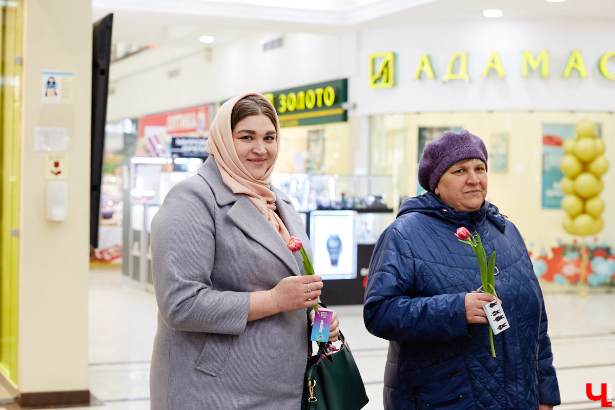 Седьмого марта на первом этаже центрального торгового комплекса владимирские поп-панки ataka подарили его посетительницам немного любви и много внимания.