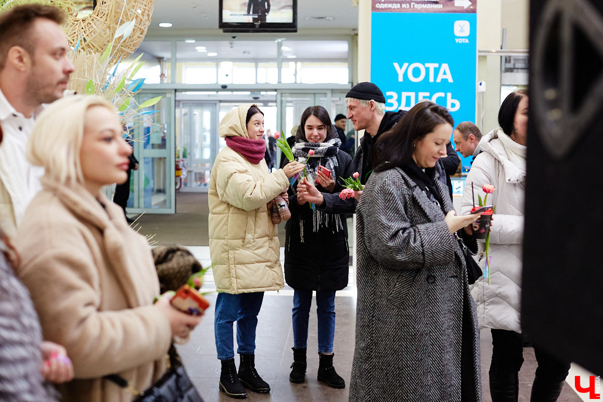 Седьмого марта на первом этаже центрального торгового комплекса владимирские поп-панки ataka подарили его посетительницам немного любви и много внимания.