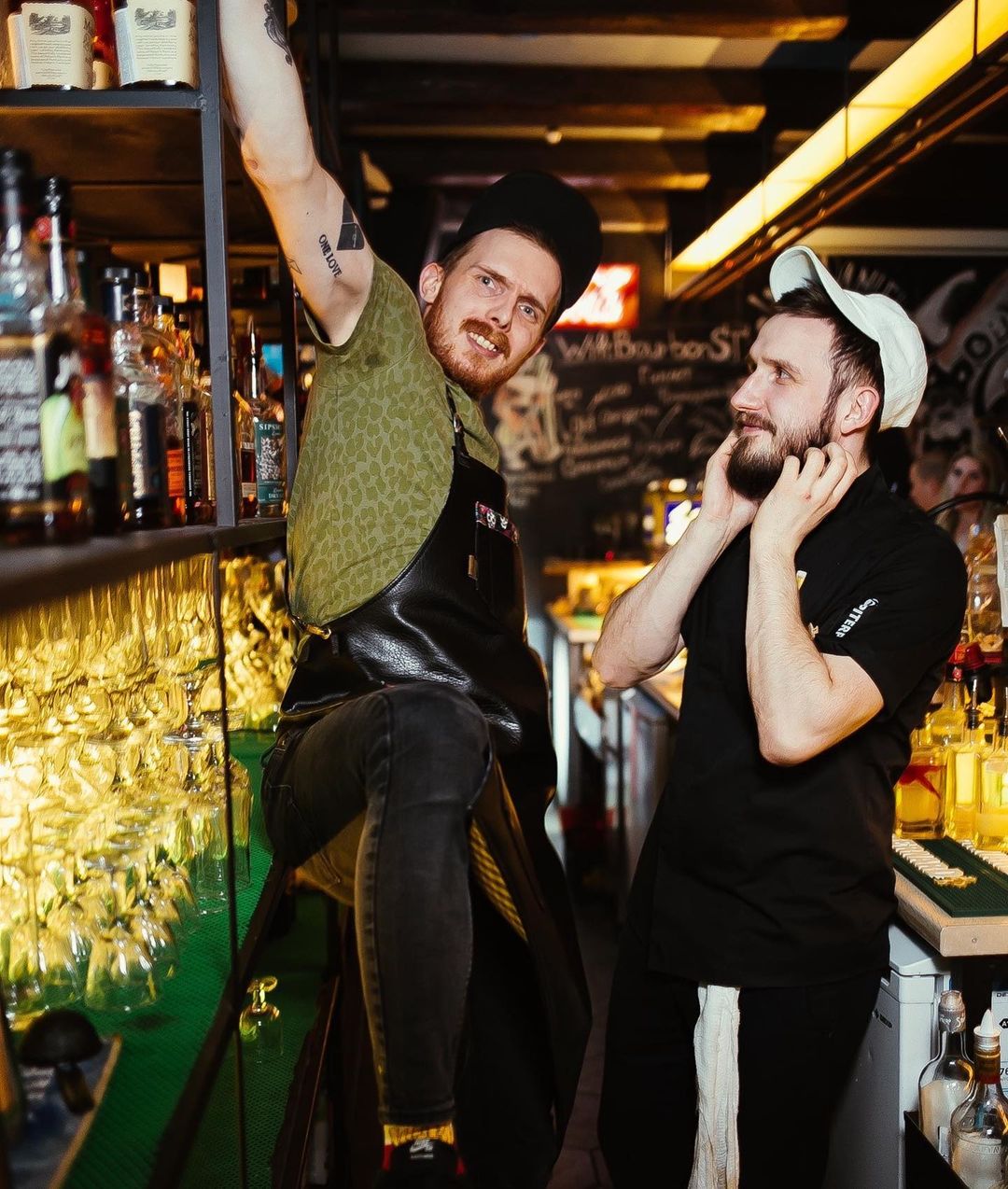 О современных реалиях барменской жизни, непростых гостях и поисках идеального коктейля на вечер рассказывает профессионал своего дела Никита Кириленко.