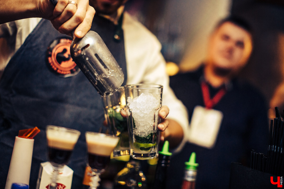 О современных реалиях барменской жизни, непростых гостях и поисках идеального коктейля на вечер рассказывает профессионал своего дела Никита Кириленко.