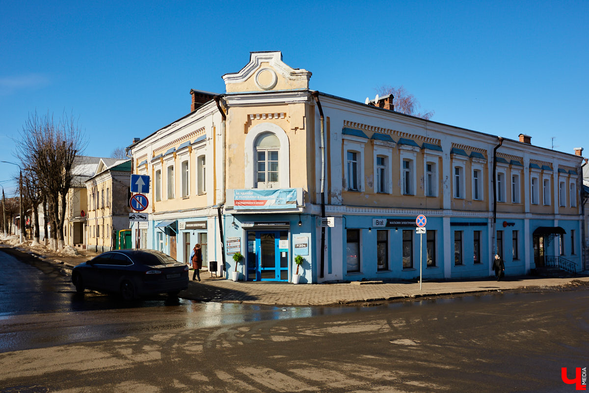 23 марта 1925 года улица 1-я Никольская была переименована в честь азербайджанского революционера Наримана Нариманова. Более неподходящую для этого локацию трудно было придумать...