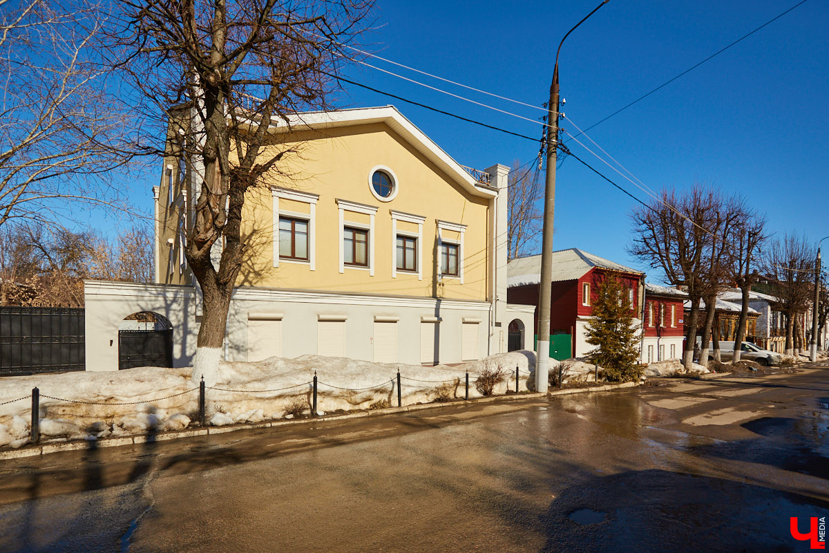 23 марта 1925 года улица 1-я Никольская была переименована в честь азербайджанского революционера Наримана Нариманова. Более неподходящую для этого локацию трудно было придумать...